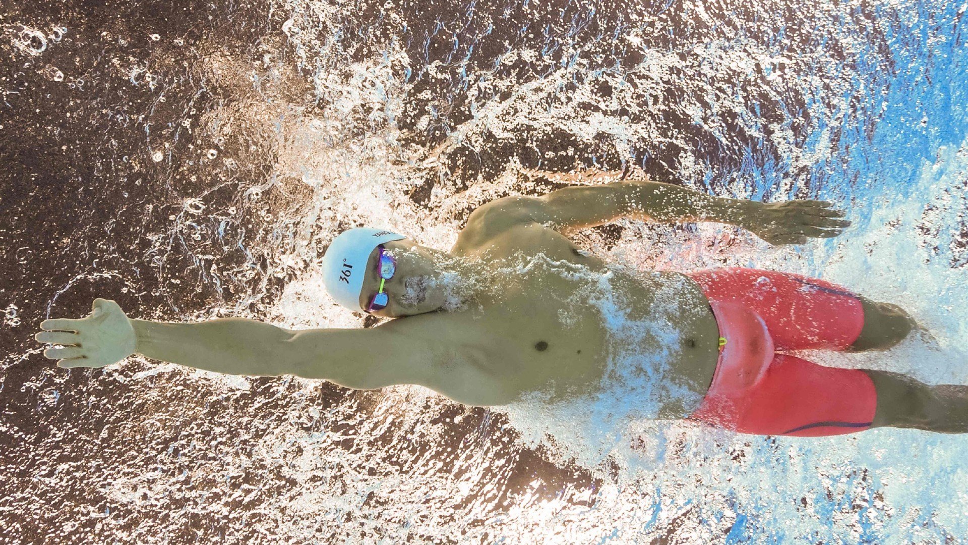 赛道与球场的双重奏,马克西的F1首胜与上海队的跨洋狂胜